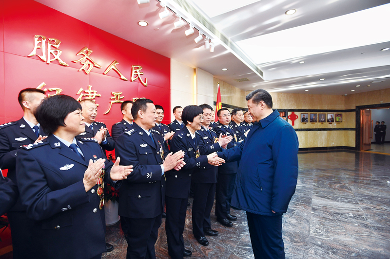 2019年2月1日,中共中央总书记、国家主席、中央军委主席习近平在北京看望慰问基层干部群众,考察北京冬奥会、冬残奥会筹办工作。这是1日上午,习近平在北京市公安局,同公安英模和干警代表一一握手,向全国广大公安干警致以新春祝福。 新华社记者 谢环驰/摄